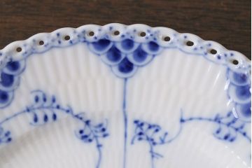 中古　ROYAL COPENHAGEN(ロイヤルコペンハーゲン)　ブルーフルーテッド　フルレース　19.5cmプレート2枚セット(洋食器)(定価約6万5千円)(3)