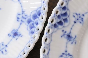 中古　ROYAL COPENHAGEN(ロイヤルコペンハーゲン)　ブルーフルーテッド　フルレース　19.5cmプレート2枚セット(洋食器)(定価約6万5千円)(3)