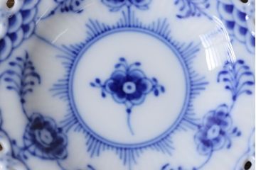 アンティーク雑貨　中古　ROYAL COPENHAGEN(ロイヤルコペンハーゲン)　ブルーフルーテッド　フルレース　7.5cmミニプレート2枚セット(バタープレート)(定価約2万4千円)(2)
