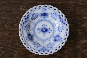アンティーク雑貨　中古　ROYAL COPENHAGEN(ロイヤルコペンハーゲン)　ブルーフルーテッド　フルレース　7.5cmミニプレート2枚セット(バタープレート)(定価約2万4千円)(3)