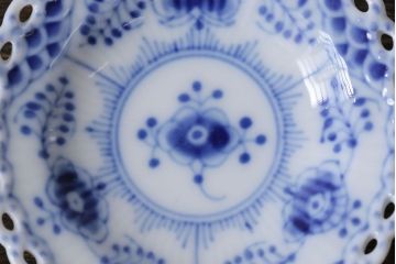 アンティーク雑貨　中古　ROYAL COPENHAGEN(ロイヤルコペンハーゲン)　ブルーフルーテッド　フルレース　7.5cmミニプレート2枚セット(バタープレート)(定価約2万4千円)(3)