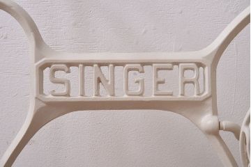 アンティーク家具　ペイント　ナチュラルな空間にもぴったりのおしゃれなシンガーミシンの鉄脚(ミシン脚)(1)
