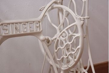 アンティーク家具　ペイント　ナチュラルな空間にもぴったりのおしゃれなシンガーミシンの鉄脚(ミシン脚)(1)