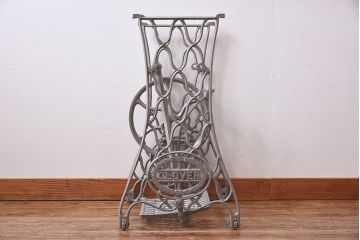 アンティーク家具　ペイント　ナチュラルな空間にもぴったりのおしゃれなミシンの鉄脚(ミシン脚)(2)
