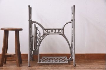 アンティーク家具　ペイント　ナチュラルな空間にもぴったりのおしゃれなミシンの鉄脚(ミシン脚)(2)