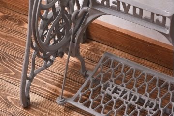 アンティーク家具　ペイント　ナチュラルな空間にもぴったりのおしゃれなミシンの鉄脚(ミシン脚)(2)