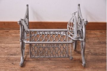 アンティーク家具　ペイント　ナチュラルな空間にもぴったりのおしゃれなミシンの鉄脚(ミシン脚)(2)
