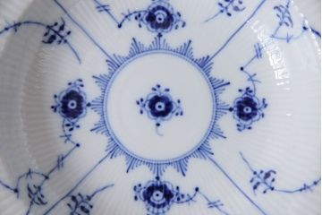 中古　ROYAL COPENHAGEN(ロイヤルコペンハーゲン)　ブルーフルーテッド　フルレース　23cmスープディッシュ2枚セット(ディーププレート)(定価約7万5千円)(1)