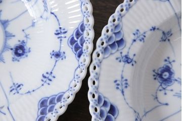 中古　ROYAL COPENHAGEN(ロイヤルコペンハーゲン)　ブルーフルーテッド　フルレース　23cmスープディッシュ2枚セット(ディーププレート)(定価約7万5千円)(1)