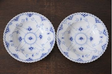 中古　ROYAL COPENHAGEN(ロイヤルコペンハーゲン)　ブルーフルーテッド　フルレース　23cmスープディッシュ2枚セット(ディーププレート)(定価約7万5千円)(2)