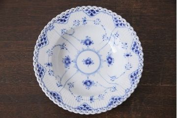 中古　ROYAL COPENHAGEN(ロイヤルコペンハーゲン)　ブルーフルーテッド　フルレース　23cmスープディッシュ2枚セット(ディーププレート)(定価約7万5千円)(2)