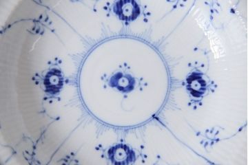 中古　ROYAL COPENHAGEN(ロイヤルコペンハーゲン)　ブルーフルーテッド　フルレース　23cmディーププレート2枚セット(スープディッシュ)(定価約7万5千円)(2)