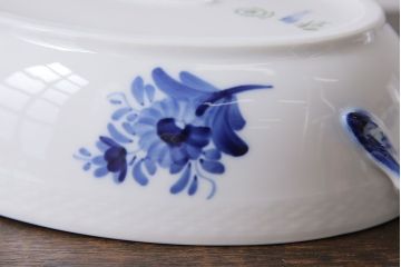 アンティーク雑貨　中古　ROYAL COPENHAGEN(ロイヤルコペンハーゲン)　ブルーフラワー　プレイン　蓋付きオーバルディッシュ(カーブ、ボウル)(1)