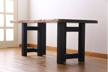 中古　国産品　天板一枚板!　モンキーポッド材　金褐色と木目が目を引くダイニングテーブル(作業台)