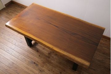 中古　国産品　天板一枚板!　モンキーポッド材　金褐色と木目が目を引くダイニングテーブル(作業台)