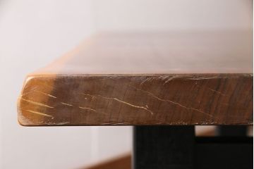 中古　国産品　天板一枚板!　モンキーポッド材　金褐色と木目が目を引くダイニングテーブル(作業台)