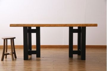 中古　国産品　天板一枚板!　モンキーポッド材　金褐色と木目が目を引くダイニングテーブル(作業台)