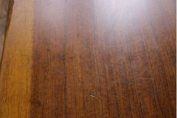 中古　国産品　天板一枚板!　モンキーポッド材　金褐色と木目が目を引くダイニングテーブル(作業台)