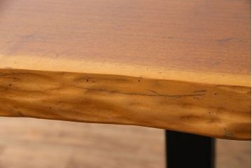 中古　国産品　天板一枚板!　モンキーポッド材　金褐色と木目が目を引くダイニングテーブル(作業台)