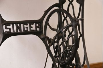 アンティーク家具　シンガー社(SINGER)　天板ウォールナット材　シャビーな風合いが魅力のミシンテーブル(シンガーミシン、サイドテーブル)