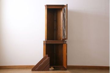 ヴィンテージ家具　イギリスビンテージ　ウォールナット材の濃淡が味わい深いコーナーキャビネット(飾り棚、収納棚)