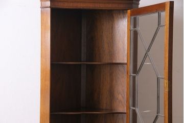 ヴィンテージ家具　イギリスビンテージ　ウォールナット材の濃淡が味わい深いコーナーキャビネット(飾り棚、収納棚)