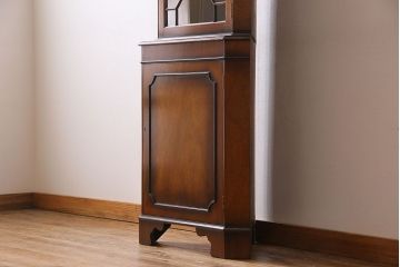 ヴィンテージ家具　イギリスビンテージ　ウォールナット材の濃淡が味わい深いコーナーキャビネット(飾り棚、収納棚)