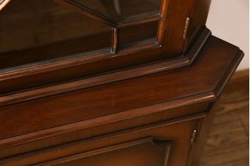 ヴィンテージ家具　イギリスビンテージ　ウォールナット材の濃淡が味わい深いコーナーキャビネット(飾り棚、収納棚)