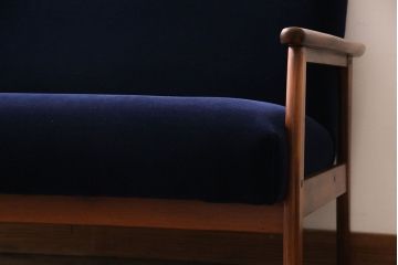 レトロ家具　レトロな空間作りに活躍するアーム付き2Pソファ(ラブソファ、二人掛け)
