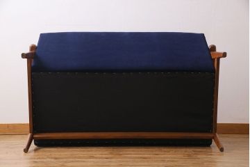 レトロ家具　レトロな空間作りに活躍するアーム付き2Pソファ(ラブソファ、二人掛け)