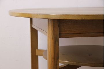 レトロ家具　昭和レトロ　栓材　素朴な風合いが魅力の棚付きラウンドテーブル(カフェテーブル)