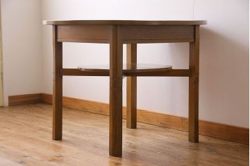 レトロ家具　昭和レトロ　栓材　素朴な風合いが魅力の棚付きラウンドテーブル(カフェテーブル)