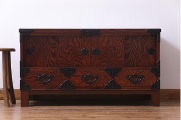 当店リメイク家具　岩谷堂箪笥　4枚引き戸　花型の金具が付いた上品なローボード(戸棚)