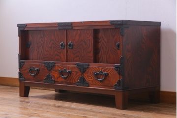 当店リメイク家具　岩谷堂箪笥　4枚引き戸　花型の金具が付いた上品なローボード(戸棚)