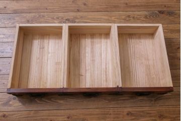 当店リメイク家具　岩谷堂箪笥　4枚引き戸　花型の金具が付いた上品なローボード(戸棚)