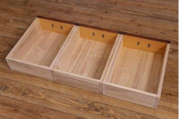 当店リメイク家具　岩谷堂箪笥　4枚引き戸　花型の金具が付いた上品なローボード(戸棚)