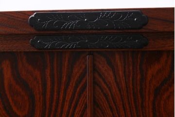 当店リメイク家具　岩谷堂箪笥　4枚引き戸　花型の金具が付いた上品なローボード(戸棚)