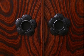 当店リメイク家具　岩谷堂箪笥　4枚引き戸　花型の金具が付いた上品なローボード(戸棚)