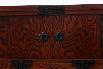 当店リメイク家具　岩谷堂箪笥　4枚引き戸　花型の金具が付いた上品なローボード(戸棚)