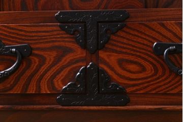 当店リメイク家具　岩谷堂箪笥　4枚引き戸　花型の金具が付いた上品なローボード(戸棚)