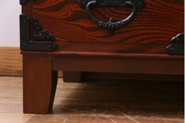 当店リメイク家具　岩谷堂箪笥　4枚引き戸　花型の金具が付いた上品なローボード(戸棚)