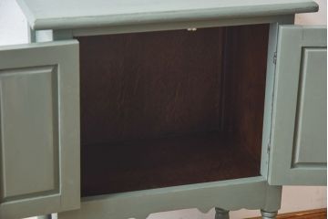 アンティーク雑貨　ペイント家具　扉の装飾が上品なイギリスヴィンテージのキャビネット(収納棚、戸棚、サイドテーブル、花台、ビンテージ)