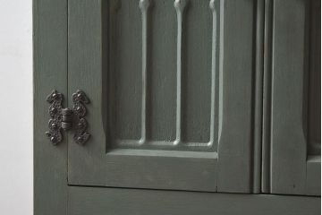 アンティーク雑貨　ペイント家具　扉の装飾が上品なイギリスヴィンテージのキャビネット(収納棚、戸棚、サイドテーブル、花台、ビンテージ)
