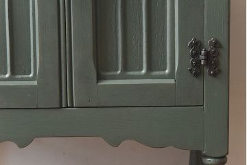 アンティーク雑貨　ペイント家具　扉の装飾が上品なイギリスヴィンテージのキャビネット(収納棚、戸棚、サイドテーブル、花台、ビンテージ)