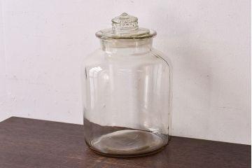 アンティーク雑貨　昭和レトロ　蓋のエンボスが印象的な蓋付きガラスビン・大(硝子瓶)