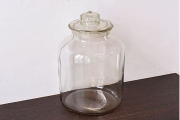 アンティーク雑貨　昭和レトロ　蓋のエンボスが印象的な蓋付きガラスビン・大(硝子瓶)