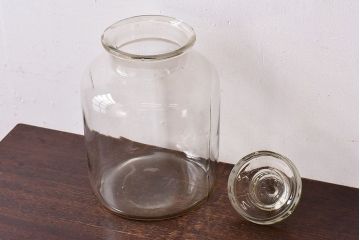 アンティーク雑貨　昭和レトロ　蓋のエンボスが印象的な蓋付きガラスビン・大(硝子瓶)