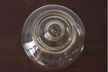 アンティーク雑貨　昭和レトロ　蓋のエンボスが印象的な蓋付きガラスビン・大(硝子瓶)