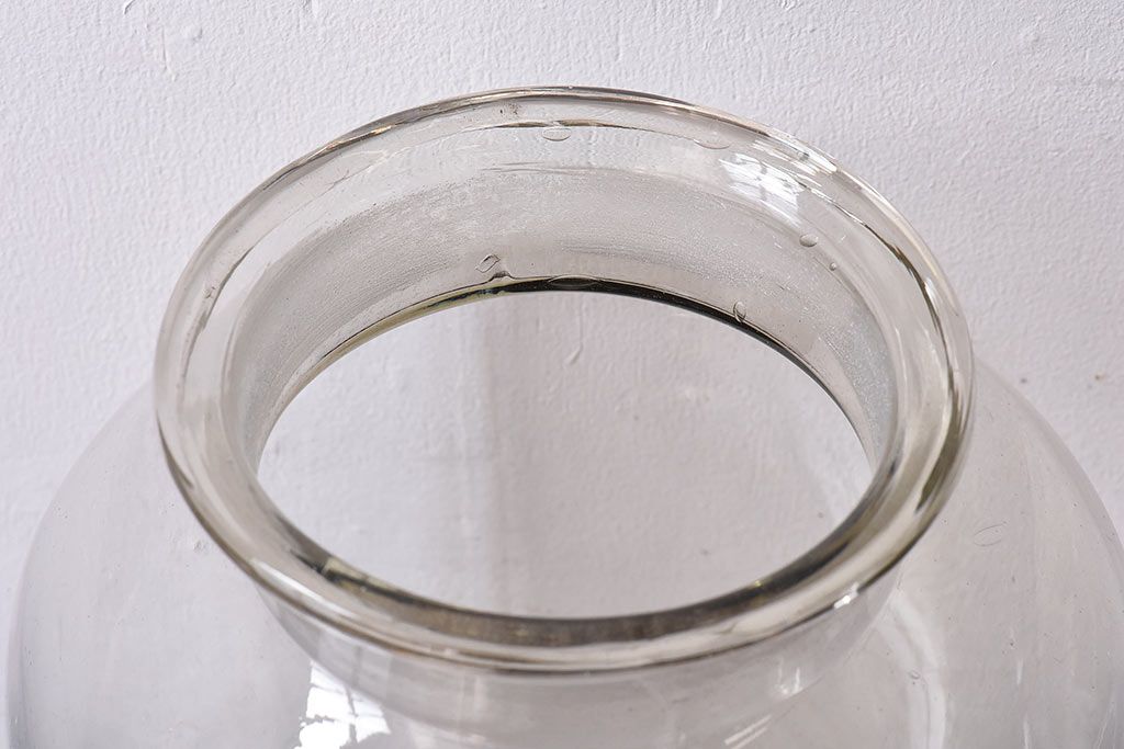 アンティーク雑貨　昭和レトロ　蓋のエンボスが印象的な蓋付きガラスビン・大(硝子瓶)