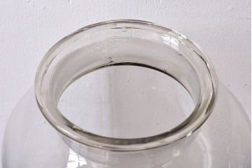 アンティーク雑貨　昭和レトロ　蓋のエンボスが印象的な蓋付きガラスビン・大(硝子瓶)